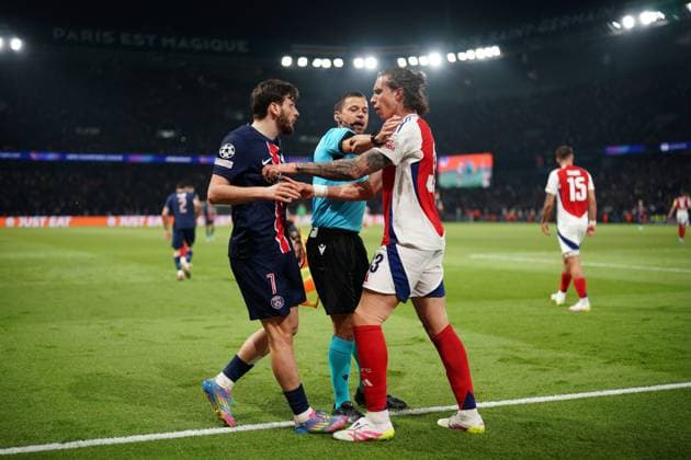Khvicha Kvaratskhelia of PSG and Riccardo Calafiori of Arsenal clash Paris Saint-Germain v Arsenal, UEFA Champions League, Semi Final, Second Leg, Football, Parc des Princes, Paris, France - 07 May 2025 EDITORIAL USE ONLY No use with unauthorised audio, video, data, fixture lists, club league logos or live services. Online in-match use limited to 120 images, no video emulation. No use in betting, games or single club league player publications. Copyright: xDavexWinter Shutterstockx 15288067mz