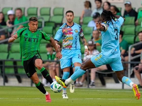 May 7, 2025, Austin, Texas, USA: Austin FC midfielder MYRTO UZUNI (10) against El Paso Locomotive defender WAHAB ACKWEI (3) during a US Open Cup match between Austin FC and El Paso Locomotive on May 7, 2025, in Austin, Texas. Austin USA - ZUMAc201 20250507_zap_c201_028 Copyright: xScottxColemanx