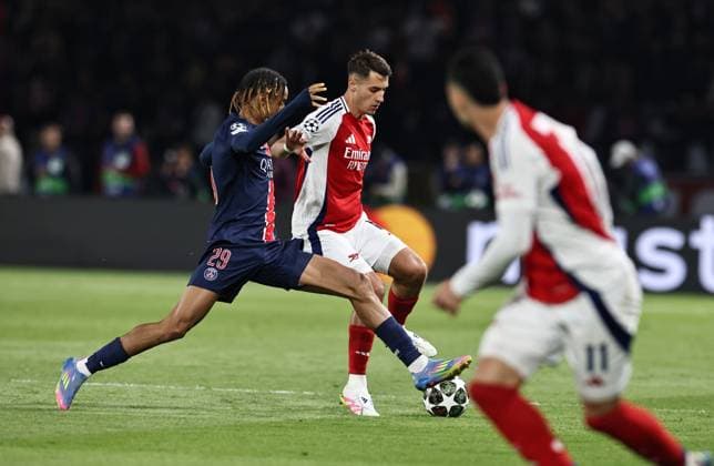 (250508) -- PARIS, May 8, 2025 -- Paris Saint-Germain s Bradley Barcola (L) vies for the ball during the UEFA Champions League semifinal second leg match between Paris Saint-Germain and Arsenal at the Parc des Princes stadium in Paris, France, May 7, 2025. ) (SP)FRANCE-PARIS-FOOTBALL-UEFA CHAMPIONS LEAGUE-PSG VS ARSENAL GaoxJing 