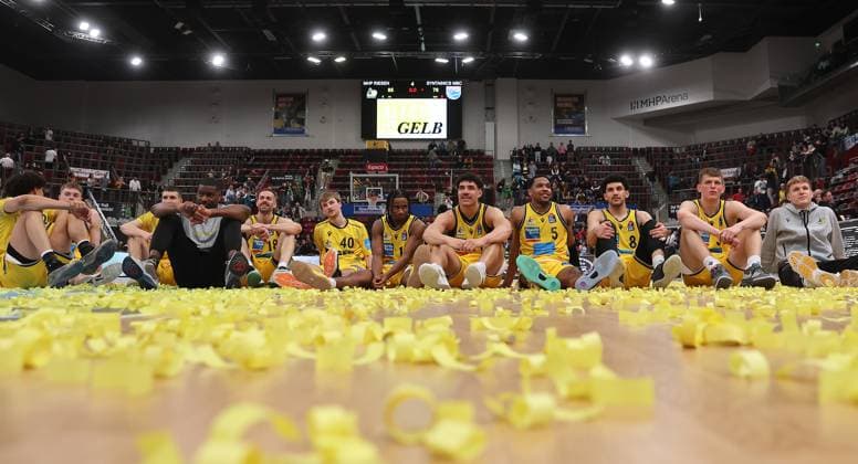 Bilder des Jahres 2025, Sport 05 Mai Sport Themen der Woche KW19 Ludwigsburg , Basketball Bundesliga MHP Riesen Ludwigsburg vs.SYNTAINICS MBC , Team der Riesen , Jubel *** Ludwigsburg , Basketball Bundesliga MHP Riesen Ludwigsburg vs SYNTAINICS MBC , Team of the Giants , Cheers