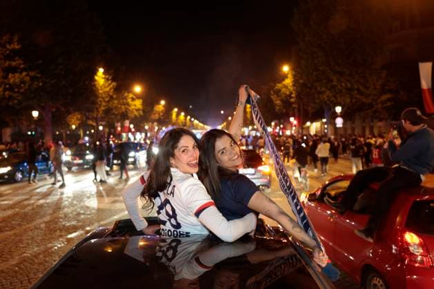 Football, CL, Semi-final, Paris Saint Germain - FC Arsenal, PSG fans celebrate reaching the final
