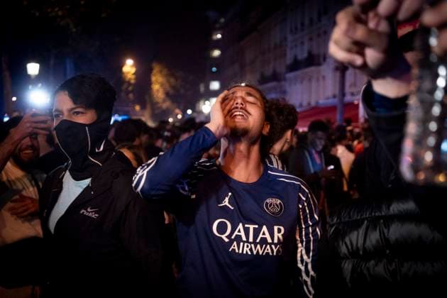 Paris Celebrates: PSG Reaches Champions League Final PSG supporters celebrate on the Champs-Elysees in Paris, France, on May 7, after their team s 2-1 victory over Arsenal at the Parc des Princes. Combined with their 1-0 win in the first leg, Paris Saint-Germain secures a place in the UEFA Champions League final--the second in the club s history. Paris France  Copyright: xStefanoxLorussox originalFilename:lorusso-notitle250507_npZl9.jpg