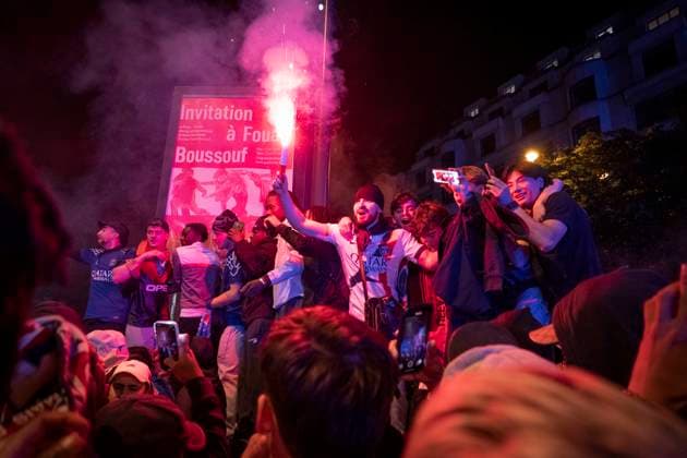 Paris Celebrates: PSG Reaches Champions League Final PSG supporters celebrate on the Champs-Elysees in Paris, France, on May 7, after their team s 2-1 victory over Arsenal at the Parc des Princes. Combined with their 1-0 win in the first leg, Paris Saint-Germain secures a place in the UEFA Champions League final--the second in the club s history. Paris France  Copyright: xStefanoxLorussox originalFilename:lorusso-notitle250508_npNmT.jpg