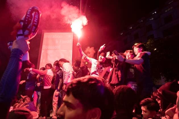 Paris Celebrates: PSG Reaches Champions League Final PSG supporters celebrate on the Champs-Elysees in Paris, France, on May 7, after their team s 2-1 victory over Arsenal at the Parc des Princes. Combined with their 1-0 win in the first leg, Paris Saint-Germain secures a place in the UEFA Champions League final--the second in the club s history. Paris France  Copyright: xStefanoxLorussox originalFilename:lorusso-notitle250508_npoDR.jpg