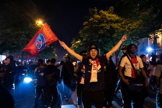 Paris Celebrates: PSG Reaches Champions League Final PSG supporters celebrate on the Champs-Elysees in Paris, France, on May 7, after their team s 2-1 victory over Arsenal at the Parc des Princes. Combined with their 1-0 win in the first leg, Paris Saint-Germain secures a place in the UEFA Champions League final--the second in the club s history. Paris France  Copyright: xStefanoxLorussox originalFilename:lorusso-notitle250508_npYg3.jpg