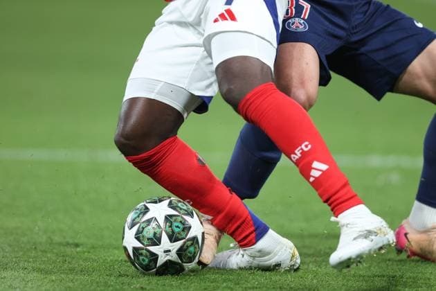 PSG gegen Arsenal UEFA Champions League 07. Mai 2025 Paris UEFA Champions League Paris Saint Germain gegen Arsenal FC die Füße von Bukayo Saka von Arsenal, wie er den Ball kontrolliert Foto Mark Leech Paris UK  Copyright: xMarkxLeechxOffside