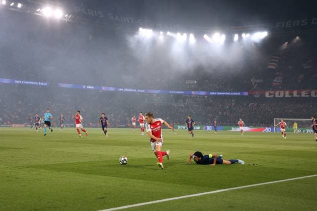 PSG gegen Arsenal UEFA Champions League 07. Mai 2025 Paris UEFA Champions League Paris Saint Germain gegen Arsenal FC Leandro Trossard von Arsenal entkommt Marquinhos von PSG im Parc des Princes Foto Mark Leech Paris UK  Copyright: xMarkxLeechxOffside