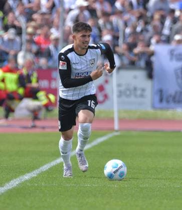 03 05 2025, xblx, Fußball 2 Bundesliga, SSV Ulm 1846 Hannover 96 v l Aaron Keller SSV Ulm 1846 , FREISTELLER, EINZELBILD DFL DFB REGULATIONS PROHIBIT ANY USE OF PHOTOGRAPHS as IMAGE SEQUENCES and or QUASI VIDEO Ulm