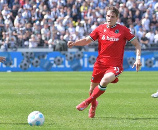 03.05.2025, xblx, Fussball 2.Bundesliga, SSV Ulm 1846 - Hannover 96 v.l. Max Christiansen (Hannover 96), FREISTELLER, EINZELBILD (DFL DFB REGULATIONS PROHIBIT ANY USE OF PHOTOGRAPHS as IMAGE SEQUENCES and or QUASI-VIDEO) Ulm