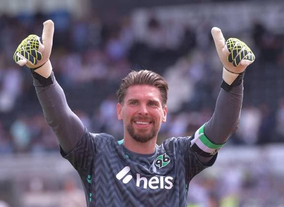 03 05 2025, xblx, Soccer 2 Bundesliga, SSV Ulm 1846 Hannover 96 v l celebrates the victory with the fans, Ron Robert Zieler Hannover 96 DFL DFB REGULATIONS PROHIBIT ANY USE OF PHOTOGRAPHS as IMAGE SEQUENCES and or QUASI VIDEO Ulm