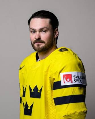 250508 Rasmus Andersson of Sweden poses for a portrait ahead of the 2025 IIHF Ice Hockey World Championship on May 8, 2025 in Stockholm Editors note Background has been retouched Photo Joel Marklund BILDBYRAN kod JM JM0670 bbeng ishockey ice hockey ishockey vm 2025 vm 2025 iihf world championship porträtt sverige sweden  Copyright: JOELxMARKLUND BB250508JM002