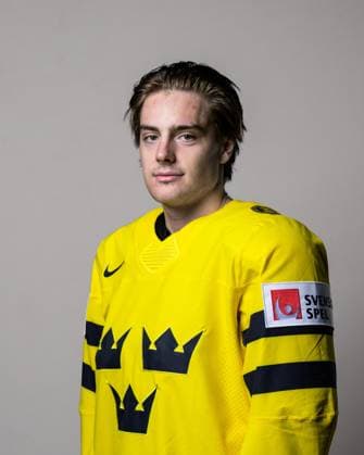 250508 Leo Carlsson of Sweden poses for a portrait ahead of the 2025 IIHF Ice Hockey World Championship on May 8, 2025 in Stockholm Editors note Background has been retouched Photo Joel Marklund BILDBYRAN kod JM JM0670 bbeng ishockey ice hockey ishockey vm 2025 vm 2025 iihf world championship porträtt sverige sweden  Copyright: JOELxMARKLUND BB250508JM003