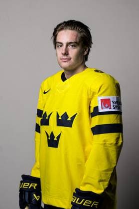 250508 Leo Carlsson of Sweden poses for a portrait ahead of the 2025 IIHF Ice Hockey World Championship on May 8, 2025 in Stockholm Editors note Background has been retouched Photo Joel Marklund BILDBYRAN kod JM JM0670 bbeng ishockey ice hockey ishockey vm 2025 vm 2025 iihf world championship porträtt sverige sweden  Copyright: JOELxMARKLUND BB250508JM005