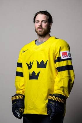 250508 Elias Lindholm of Sweden poses for a portrait ahead of the 2025 IIHF Ice Hockey World Championship on May 8, 2025 in Stockholm Editors note Background has been retouched Photo Joel Marklund BILDBYRAN kod JM JM0670 bbeng ishockey ice hockey ishockey vm 2025 vm 2025 iihf world championship porträtt sverige sweden  Copyright: JOELxMARKLUND BB250508JM014