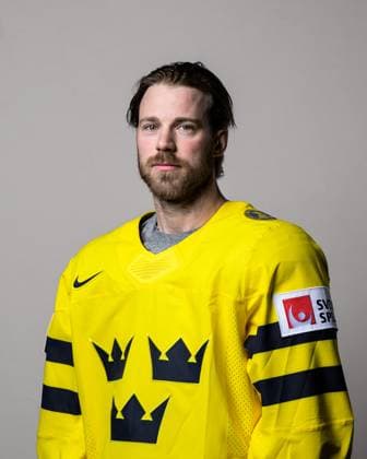 250508 Elias Lindholm of Sweden poses for a portrait ahead of the 2025 IIHF Ice Hockey World Championship on May 8, 2025 in Stockholm Editors note Background has been retouched Photo Joel Marklund BILDBYRAN kod JM JM0670 bbeng ishockey ice hockey ishockey vm 2025 vm 2025 iihf world championship porträtt sverige sweden  Copyright: JOELxMARKLUND BB250508JM015