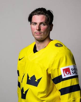 250508 Isac Lundeström of Sweden poses for a portrait ahead of the 2025 IIHF Ice Hockey World Championship on May 8, 2025 in Stockholm Editors note Background has been retouched Photo Joel Marklund BILDBYRAN kod JM JM0670 bbeng ishockey ice hockey ishockey vm 2025 vm 2025 iihf world championship porträtt sverige sweden  Copyright: JOELxMARKLUND BB250508JM018