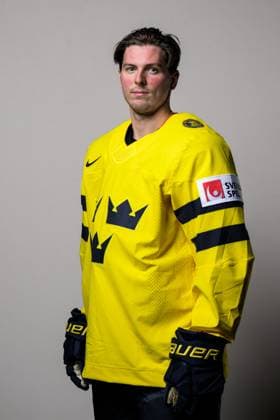 250508 Isac Lundeström of Sweden poses for a portrait ahead of the 2025 IIHF Ice Hockey World Championship on May 8, 2025 in Stockholm Editors note Background has been retouched Photo Joel Marklund BILDBYRAN kod JM JM0670 bbeng ishockey ice hockey ishockey vm 2025 vm 2025 iihf world championship porträtt sverige sweden  Copyright: JOELxMARKLUND BB250508JM019