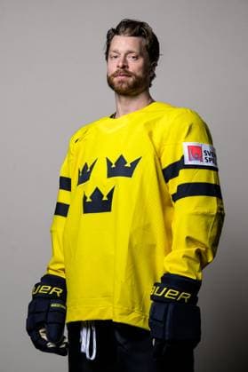 250508 Adam Larsson of Sweden poses for a portrait ahead of the 2025 IIHF Ice Hockey World Championship on May 8, 2025 in Stockholm Editors note Background has been retouched Photo Joel Marklund BILDBYRAN kod JM JM0670 bbeng ishockey ice hockey ishockey vm 2025 vm 2025 iihf world championship porträtt sverige sweden  Copyright: JOELxMARKLUND BB250508JM024