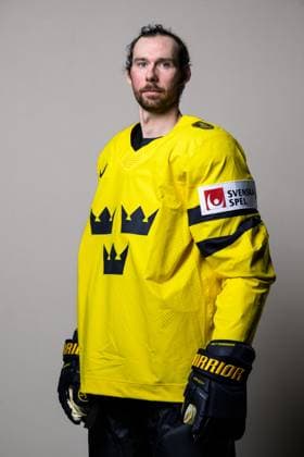 250508 Marcus Pettersson of Sweden poses for a portrait ahead of the 2025 IIHF Ice Hockey World Championship on May 8, 2025 in Stockholm Editors note Background has been retouched Photo Joel Marklund BILDBYRAN kod JM JM0670 bbeng ishockey ice hockey ishockey vm 2025 vm 2025 iihf world championship porträtt sverige sweden  Copyright: JOELxMARKLUND BB250508JM026