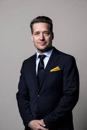 250508 Head coach Sam Hallam of Sweden poses for a portrait ahead of the 2025 IIHF Ice Hockey World Championship on May 8, 2025 in Stockholm Editors note Background has been retouched Photo Joel Marklund BILDBYRAN kod JM JM0670 bbeng ishockey ice hockey ishockey vm 2025 vm 2025 iihf world championship porträtt sverige sweden  Copyright: JOELxMARKLUND BB250508JM027