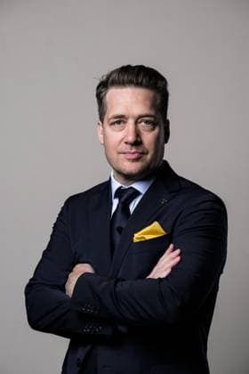 250508 Head coach Sam Hallam of Sweden poses for a portrait ahead of the 2025 IIHF Ice Hockey World Championship on May 8, 2025 in Stockholm Editors note Background has been retouched Photo Joel Marklund BILDBYRAN kod JM JM0670 bbeng ishockey ice hockey ishockey vm 2025 vm 2025 iihf world championship porträtt sverige sweden  Copyright: JOELxMARKLUND BB250508JM028