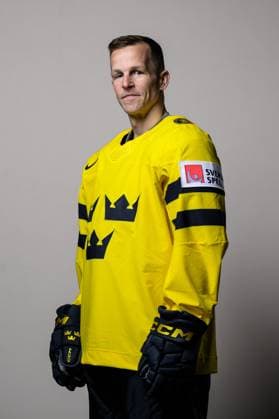 250508 Max Friberg of Sweden poses for a portrait ahead of the 2025 IIHF Ice Hockey World Championship on May 8, 2025 in Stockholm Editors note Background has been retouched Photo Joel Marklund BILDBYRAN kod JM JM0670 bbeng ishockey ice hockey ishockey vm 2025 vm 2025 iihf world championship porträtt sverige sweden  Copyright: JOELxMARKLUND BB250508JM029