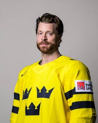 250508 Adam Larsson of Sweden poses for a portrait ahead of the 2025 IIHF Ice Hockey World Championship on May 8, 2025 in Stockholm Editors note Background has been retouched Photo Joel Marklund BILDBYRAN kod JM JM0670 bbeng ishockey ice hockey ishockey vm 2025 vm 2025 iihf world championship porträtt sverige sweden  Copyright: JOELxMARKLUND BB250508JM030