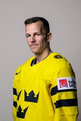 250508 Max Friberg of Sweden poses for a portrait ahead of the 2025 IIHF Ice Hockey World Championship on May 8, 2025 in Stockholm Editors note Background has been retouched Photo Joel Marklund BILDBYRAN kod JM JM0670 bbeng ishockey ice hockey ishockey vm 2025 vm 2025 iihf world championship porträtt sverige sweden  Copyright: JOELxMARKLUND BB250508JM031