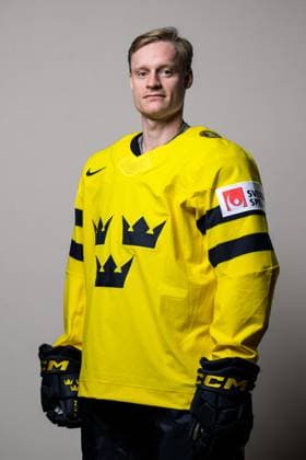 250508 Anton Bengtsson of Sweden poses for a portrait ahead of the 2025 IIHF Ice Hockey World Championship on May 8, 2025 in Stockholm Editors note Background has been retouched Photo Joel Marklund BILDBYRAN kod JM JM0670 bbeng ishockey ice hockey ishockey vm 2025 vm 2025 iihf world championship porträtt sverige sweden  Copyright: JOELxMARKLUND BB250508JM033