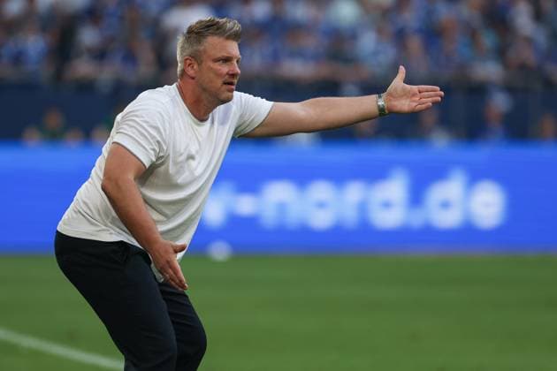 2 Bundesliga FC Schalke 04 SC Paderborn on 02 05 2025 in the Veltins Arena at Schalke Coach Lukas Kwasniok Paderborn gestures MH