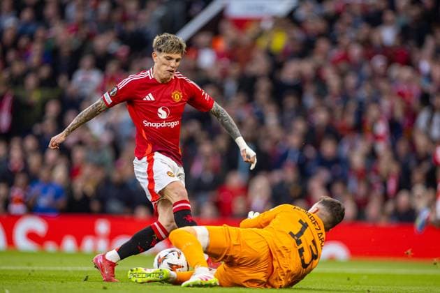 Football - UEFA Europa League - Semi-Final 2nd Leg - Manchester United, ManU FC v Athletic Club Bilbao MANCHESTER, ENGLAND - Thursday, May 8, 2025: Manchester United s Rasmus Hojlund is denied by Athletic Bilbao s goalkeeper Julen Agirrezabala during the UEFA Europa League Semi-Final 2nd Leg match between Manchester United FC and Athletic Bilbao at Old Trafford. (Photo by David Rawcliffe Propaganda) MANCHESTER Old Trafford GREATER MANCHESTER ENGLAND  Copyright: xDavidxRawcliffex P2025-05-08-Man_Utd_Athletic-9