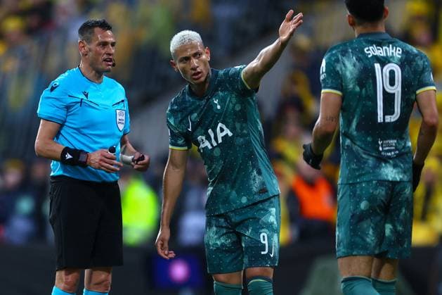 UEFA Europa leauge 2024 2025 Bodo Glimt Tottenham Bodo 20250508 Tottenhams Richarlison and head referee Maurizio Mariani during the UEFA Europa League between Bodo Glimt and Tottenham at Aspmyra Stadium Photo Mats Torbergsen NTB Bodo Norge EDITORIAL USE ONLY RESTRICTED USE FOR BETTING COMPANIES  Copyright: xMatsxTorbergsenx xNTBx