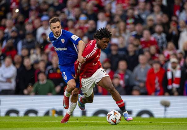 Football - UEFA Europa League - Semi-Final 2nd Leg - Manchester United, ManU FC v Athletic Club Bilbao MANCHESTER, ENGLAND - Thursday, May 8, 2025: Manchester United s Patrick Chinazaekpere Dorgu (R) is challenged by Athletic Bilbao s Andoni Gorosabel during the UEFA Europa League Semi-Final 2nd Leg match between Manchester United FC and Athletic Bilbao at Old Trafford. (Photo by David Rawcliffe Propaganda) MANCHESTER Old Trafford GREATER MANCHESTER ENGLAND  Copyright: xDavidxRawcliffex P2025-05-08-Man_Utd_Athletic-16