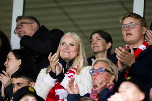 250508 Crown Princess Mette Marit of Norway in the stands ahead of the UEFA Europa League semi final football match between Bodo Glimt and Tottenham on May 8, 2025 in Bodo Photo Vegard Grott BILDBYRAN kod VG VG0750 bbeng fotboll football soccer fotball uefa europa league europa league bodo glimt bodo glimt tottenham hotspur spurs  Copyright: VEGARDxGRoTT BB250508VG024