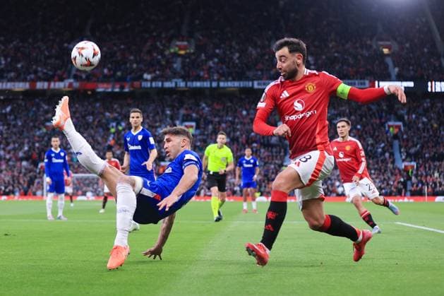 Fußball UEFA Europa League Halbfinale 2. Spiel Manchester United gegen Athletic Bilbao 8. Mai 2025 UEFA Europa League Halbfinale 2. Spiel Manchester United gegen Athletic Bilbao Yeray von Athletic Bilbao klärt vor Bruno Fernandes von Manchester United Foto Simon Stacpoole Abseits Manchester UK  Copyright: xSimonxStacpoolexOffside