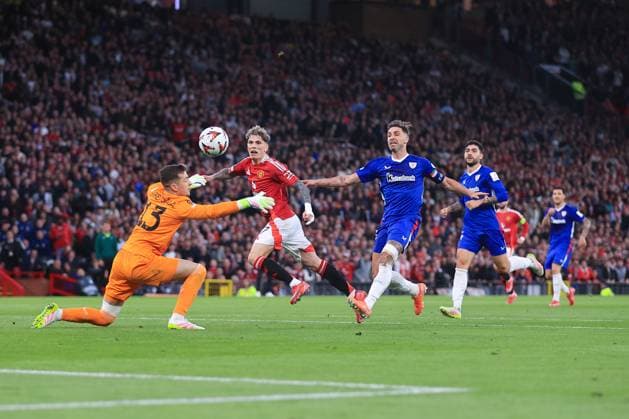 Fußball UEFA Europa League Halbfinale 2. Spiel Manchester United gegen Athletic Bilbao 8. Mai 2025 UEFA Europa League Halbfinale 2. Spiel Manchester United gegen Athletic Bilbao Alejandro Garnacho von Manchester United lupft den Ball über den Torwart von Athletic Bilbao, Julen Agirrezabala, doch der Ball geht weit vorbei Foto Simon Stacpoole Abseits Manchester UK  Copyright: xSimonxStacpoolexOffside