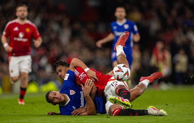 Football - UEFA Europa League - Semi-Final 2nd Leg - Manchester United, ManU FC v Athletic Club Bilbao MANCHESTER, ENGLAND - Thursday, May 8, 2025: Athletic Bilbao s Maroan Sannadi (L) is challenged by Manchester United s Leny Yoro during the UEFA Europa League Semi-Final 2nd Leg match between Manchester United FC and Athletic Bilbao at Old Trafford. (Photo by David Rawcliffe Propaganda) MANCHESTER Old Trafford GREATER MANCHESTER ENGLAND  Copyright: xDavidxRawcliffex P2025-05-08-Man_Utd_Athletic-53