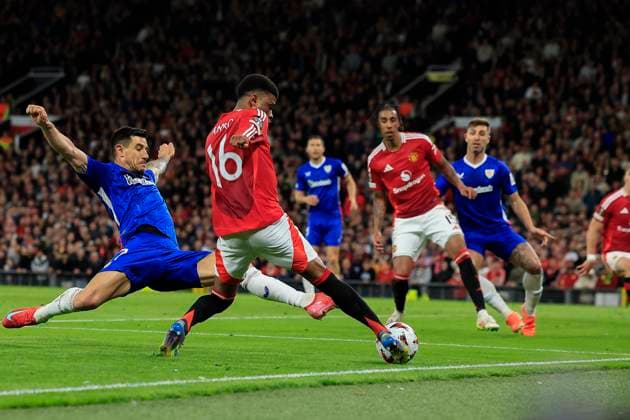 Manchester United, ManU v Athletic Bilbao Europa League 08 05 2025. Semi Final Amad Diallo (16) of Manchester United crosses the ball for Rasmus Hojlund (9) of Manchester United to score to make it 3-1 during the Europa League semi-final match between Manchester United and Athletic Bilbao at Old Trafford, Manchester, England on 8 May 2025. Manchester Old Trafford Greater Manchester England Editorial use only , Copyright: xConorxMolloyx PSI-22048-0085