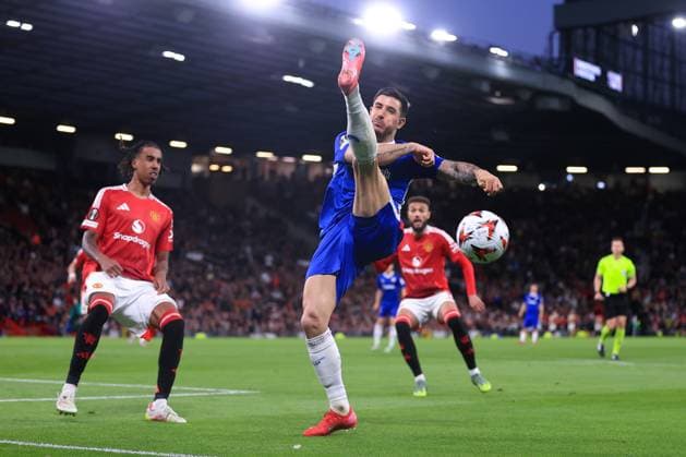 Fußball UEFA Europa League Halbfinale 2. Spiel Manchester United gegen Athletic Bilbao 8. Mai 2025 UEFA Europa League Halbfinale 2. Spiel Manchester United gegen Athletic Bilbao Yuri Berchiche von Athletic Bilbao stellt dem Ball ein Bein Foto Simon Stacpoole Abseits Manchester UK  Copyright: xSimonxStacpoolexOffside