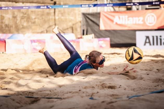 Beach volleyball women Allianz German Beach Tour 2025 Tourstop Düsseldorf 08 05 2025 Nina Interwies misses the ball Düsseldorf Robert Lehr Ufer Nordrhein Westfalen Germany