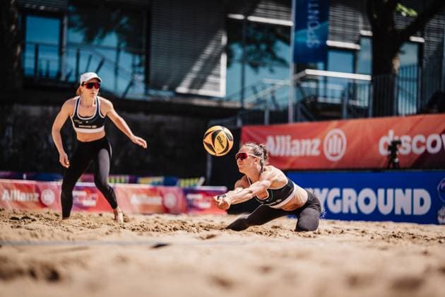 Beach volleyball women Allianz German Beach Tour 2025 Tourstop Düsseldorf 08 05 2025 Sophie Sarnighausen plays the ball Düsseldorf Robert Lehr Ufer Nordrhein Westfalen Germany