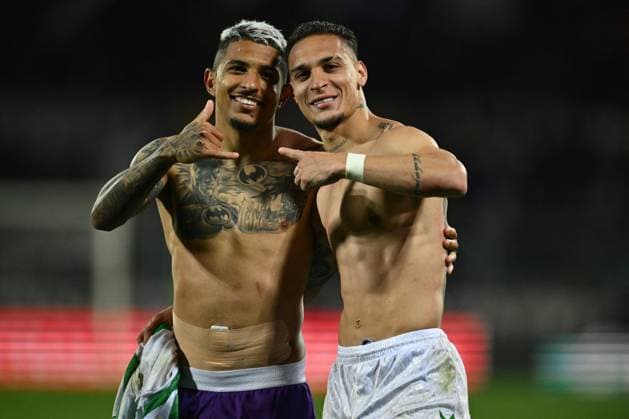 Fußball, ECL, AC Florenz - Betis Sevilla CALCIO - UEFA Conference League - ACF Fiorentina vs Real Betis Balompie Dodo of A.C.F. Fiorentina and Antony of Real Betis Balompie at the end of the match during the 2024 25 UEFA Conference League Semi Final Second Leg match between A.C.F. Fiorentina and Real Betis Balompie at Artemio Franchi Stadium on May 8, 2025 in Florence, Italy. Florence Italy  Copyright: xIPAxSport ABACAx