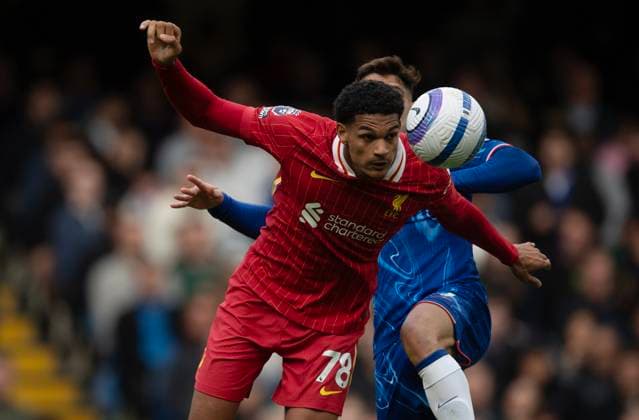 Chelsea FC v Liverpool FC - Premier League LONDON, ENGLAND - MAY 04: Jarell Quansah of Liverpool gets the better of Pedro Neto of Chelsea during the Premier League match between Chelsea FC and Liverpool FC at Stamford Bridge on May 04, 2025 in London, England. London Stamford Bridge England United Kingdom Copyright: xVisionhausx 776173223