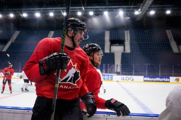 250509 Sidney Crosby of Canada at a practice session during the 2025 IIHF Ice Hockey World Championship on May 9, 2025 in Stockholm Photo Joel Marklund BILDBYRAN kod JM JM0673 bbeng ishockey ice hockey ishockey vm 2025 vm 2025 iihf world championship träning practice kanada canada  Copyright: JOELxMARKLUND BB250509JM002