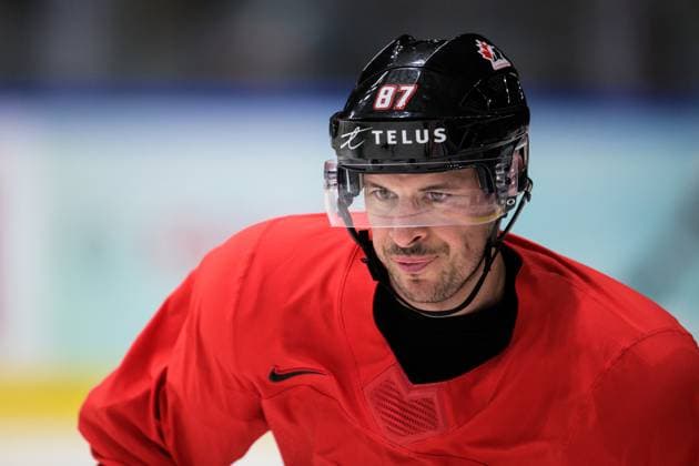 250509 Sidney Crosby of Canada at a practice session during the 2025 IIHF Ice Hockey World Championship on May 9, 2025 in Stockholm Photo Joel Marklund BILDBYRAN kod JM JM0673 bbeng ishockey ice hockey ishockey vm 2025 vm 2025 iihf world championship träning practice kanada canada  Copyright: JOELxMARKLUND BB250509JM004