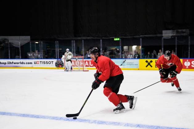 250509 Sidney Crosby of Canada at a practice session during the 2025 IIHF Ice Hockey World Championship on May 9, 2025 in Stockholm Photo Joel Marklund BILDBYRAN kod JM JM0673 bbeng ishockey ice hockey ishockey vm 2025 vm 2025 iihf world championship träning practice kanada canada  Copyright: JOELxMARKLUND BB250509JM009