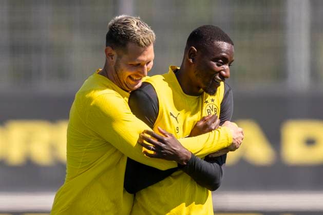 09.05.2025: Fußball: Öffentliches Training von Borussia Dortmund auf dem Trainingsgelände in Brackel. Dortmunds Niklas Süle (l) lacht mit Dortmunds Serhou Guirassy. *** 09 05 2025 Football Borussia Dortmunds public training session at the training ground in Brackel Dortmunds Niklas Süle laughs with Dortmunds Serhou Guirassy Copyright: xDavidxInderliedx