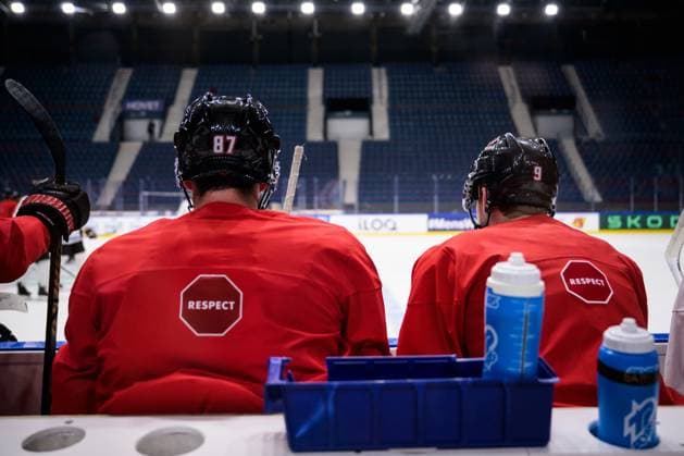 250509 Sidney Crosby and Nathan MacKinnon of Canada at a practice session during the 2025 IIHF Ice Hockey World Championship on May 9, 2025 in Stockholm Photo Joel Marklund BILDBYRAN kod JM JM0673 bbeng ishockey ice hockey ishockey vm 2025 vm 2025 iihf world championship träning practice kanada canada  Copyright: JOELxMARKLUND BB250509JM018