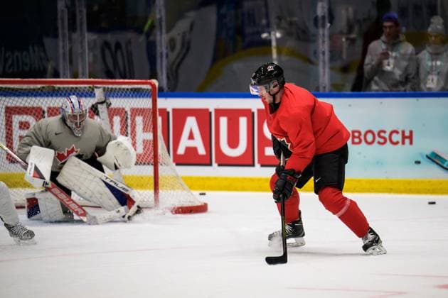 250509 Sidney Crosby of Canada at a practice session during the 2025 IIHF Ice Hockey World Championship on May 9, 2025 in Stockholm Photo Joel Marklund BILDBYRAN kod JM JM0673 bbeng ishockey ice hockey ishockey vm 2025 vm 2025 iihf world championship träning practice kanada canada  Copyright: JOELxMARKLUND BB250509JM021