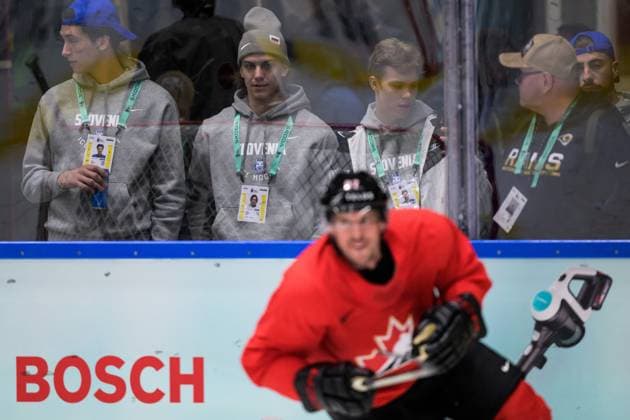 250509 Urban Podrekar of Slovenia watch Sidney Crosby of Canada at a practice session during the 2025 IIHF Ice Hockey World Championship on May 9, 2025 in Stockholm Photo Joel Marklund BILDBYRAN kod JM JM0673 bbeng ishockey ice hockey ishockey vm 2025 vm 2025 iihf world championship träning practice kanada canada  Copyright: JOELxMARKLUND BB250509JM028
